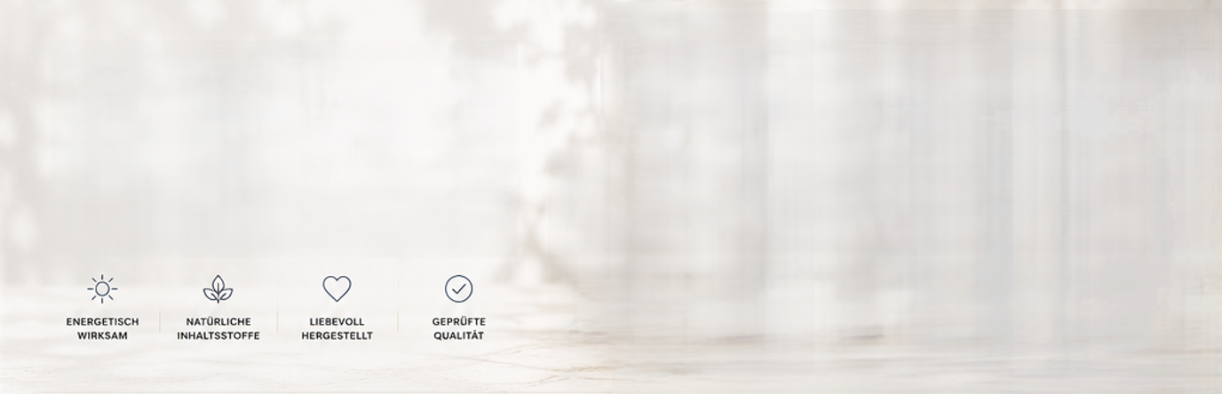 Ein minimalistischer Hintergrund mit vier Symbolen, die Energie, Natur, Liebe und Qualität repräsentieren, jeweils begleitet von deutschen Textbeschriftungen auf einer unscharfen Oberfläche.