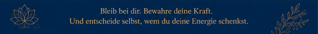 Ein dunkelblaues Banner mit einem goldenen Lotussymbol auf der linken Seite, einem grünen Zweig auf der rechten Seite und einem deutschen Text über Selbstfürsorge und persönliche Energie.
